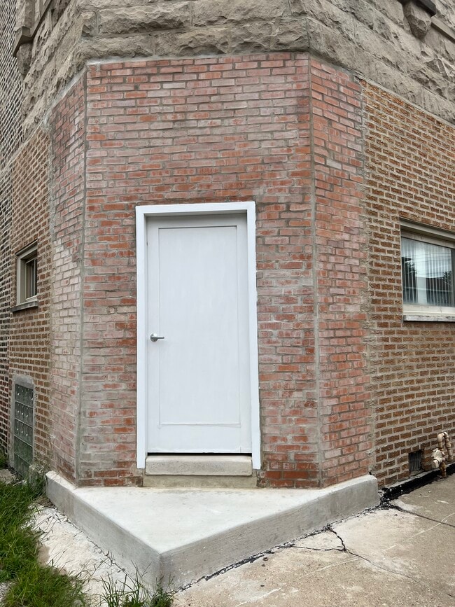 Building Photo - 2820 S Short St Unit 1st Floor Front Rental