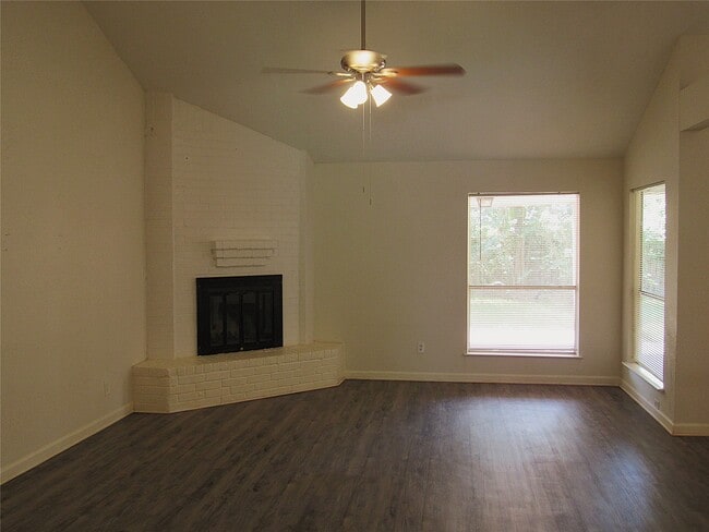 Building Photo - 18831 Droitwich Dr Rental