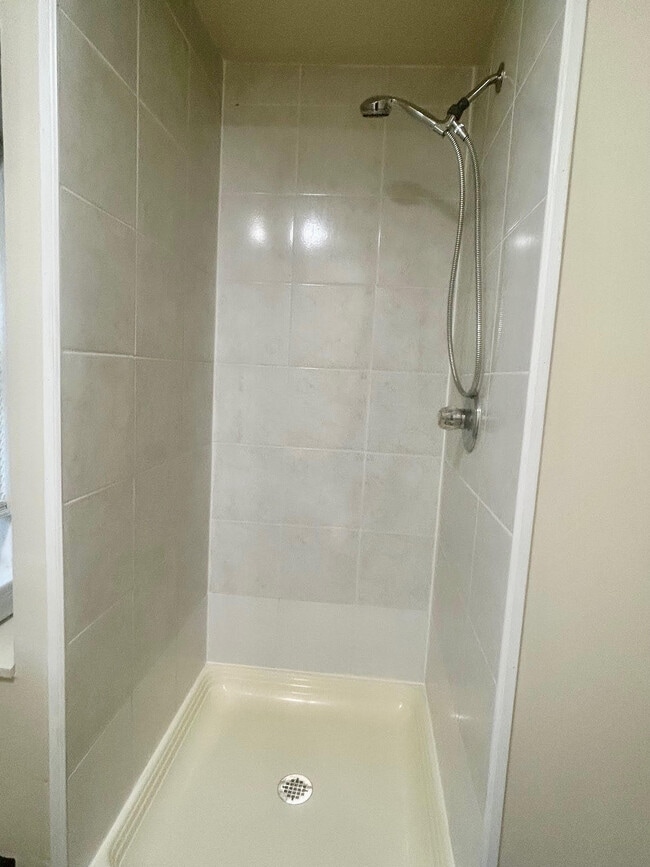 Large shower - 124 College Pl
