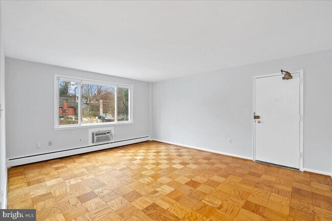 Building Photo - 945 N Barton St Unit 204