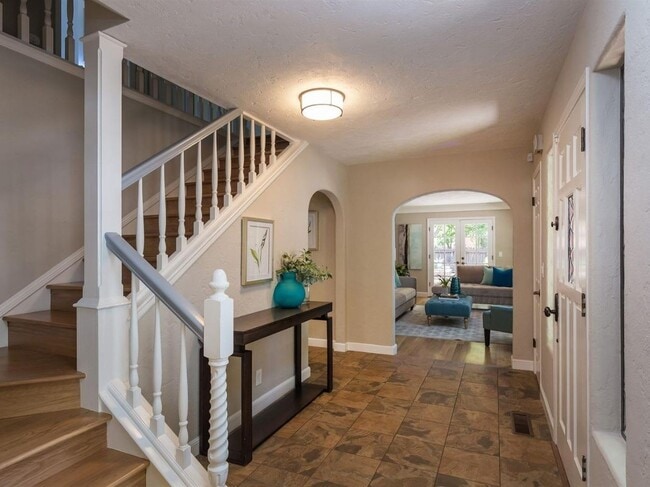 Photo - 1084 Fife Ave