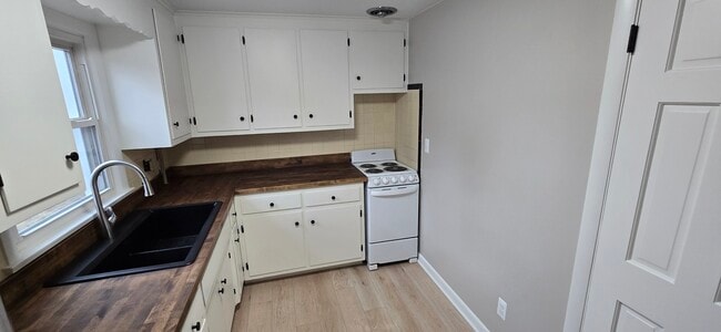 Building Photo - 895 Warrenville Rd Unit 2