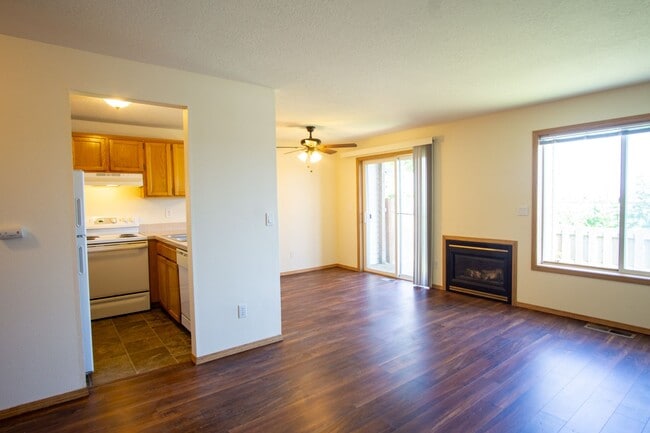 Photo - Great Piedmont 3 Bdr Townhouse w/Fireplace, DW + Garage! Unit 767