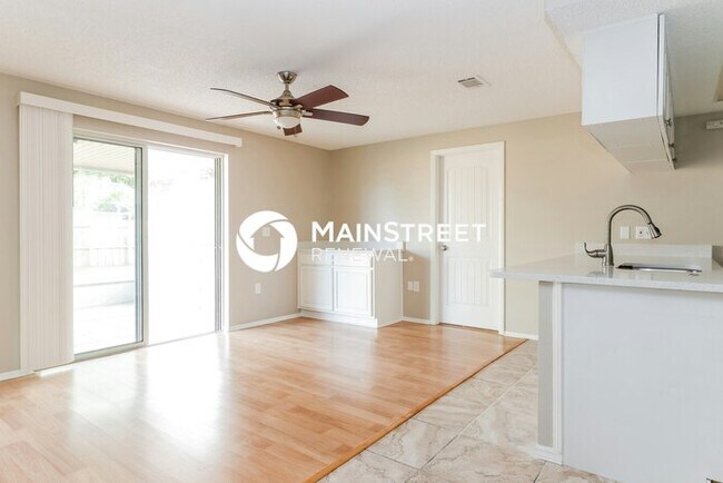 Photo - 3 Bedroom Pet-Friendly Home in New Port Richey, FL with Main Street Renewal