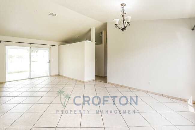 Photo - Very nice 3 bedroom with bonus room in Poinciana