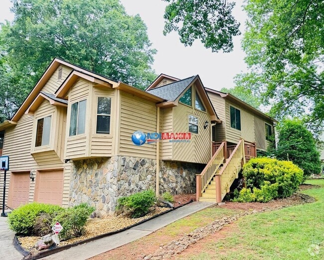 Building Photo - Nice spacious 4-bedroom house in Duluth