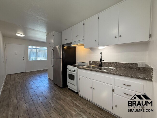 Photo - 15634 Leadwell St Unit 8