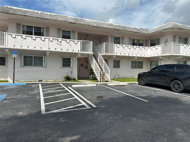 Building Photo - 7424 SW 82nd St Unit D216