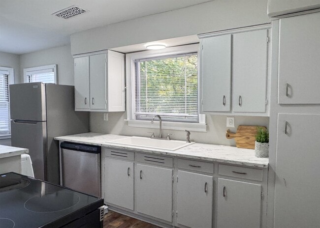 Photo - 599 Estridge Dr