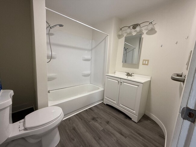 Building Photo - 313 N Michigan Ave Unit 313 N. Michigan Ave- Apt #2