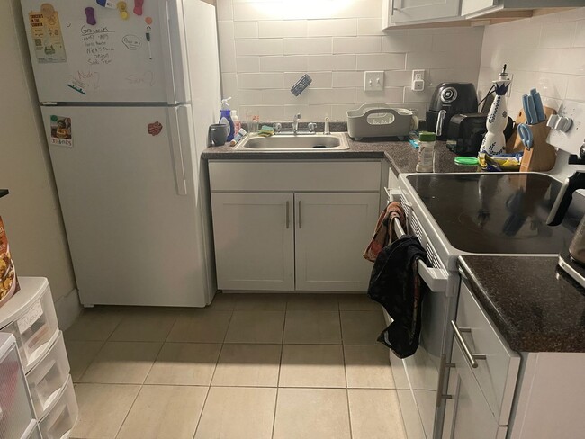 Photo - Top Floor Sunny 2 Bed Equal Large bedrooms... Casa