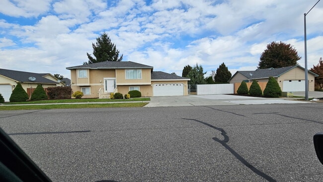 Building Photo - 4411 Sinai Dr