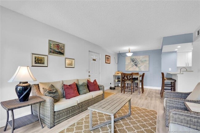 Building Photo - 1504 SE Royal Green Cir Unit 104