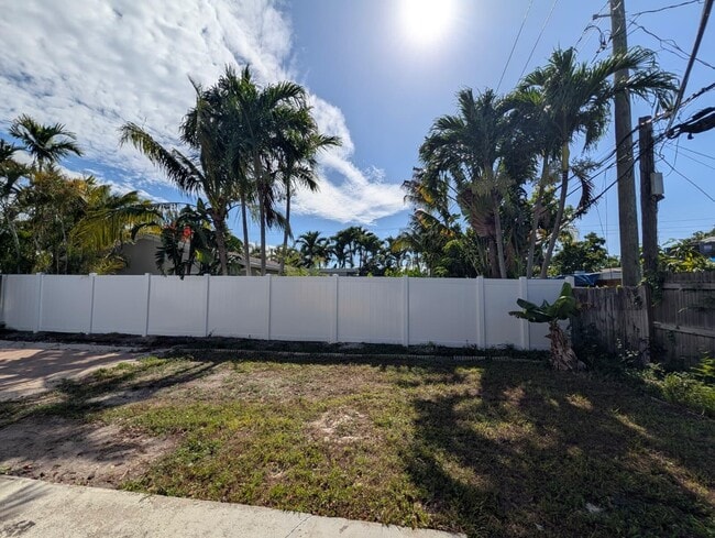Photo - 621 NE 56th St