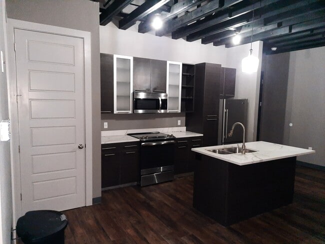 Building Photo - 901 9th St Unit LOFT B