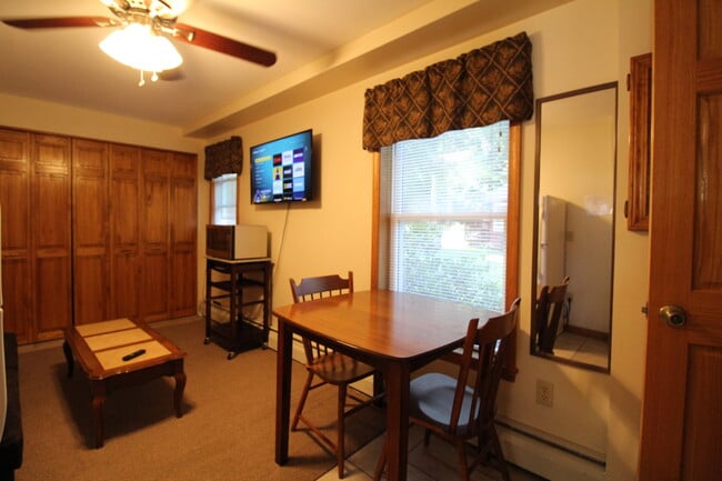 Dining area with microwave - 189 Lee Dr Unidad LVP2