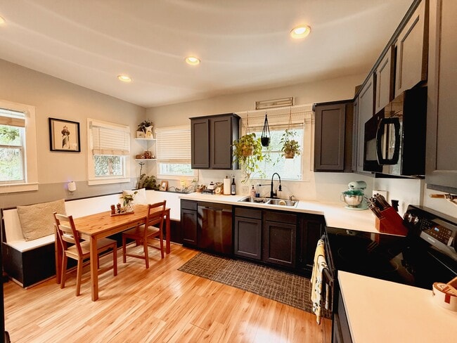 Photo - 5116 Sunderland Rd