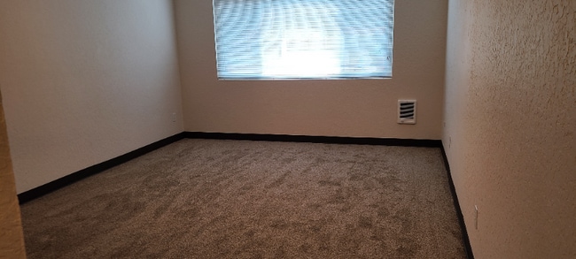 Building Photo - 1625 Kent Des Moines Rd