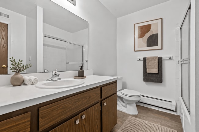 Macomb Manor - Roseville, MI