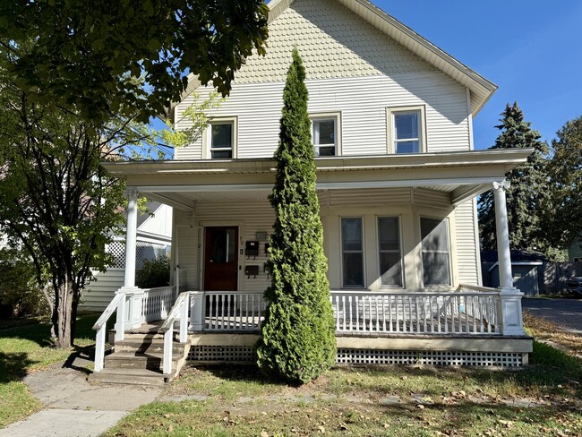 Building Photo - 90 Oak St Unit 2