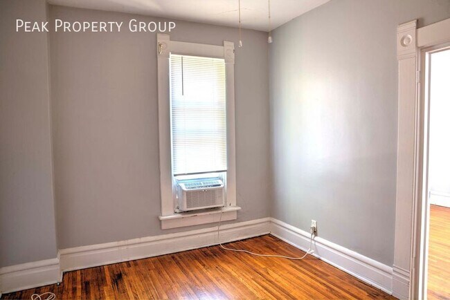 Photo - 246 1/2 W. 5th Avenue Front-
