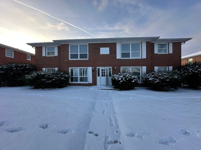 Building Photo - Updated 2 bed 1 bath apartment in the heart of Speedway