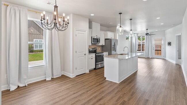 Building Photo - 3 Bedroom Townhomes Off Burbank