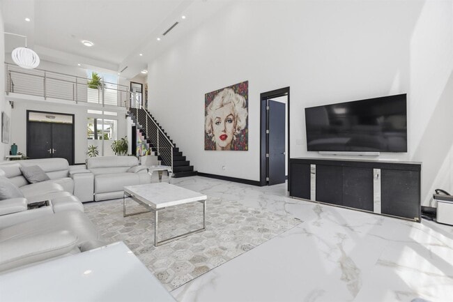 Photo - 284 NE 7th St