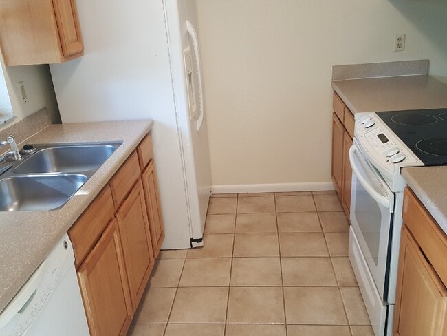 Kitchen - 2181 Lakeview Dr Unit 103