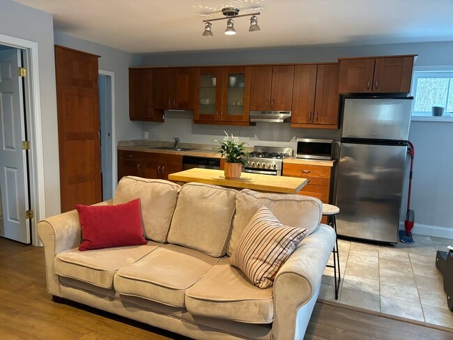 Building Photo - 544 Tolend Rd Unit STUDIO