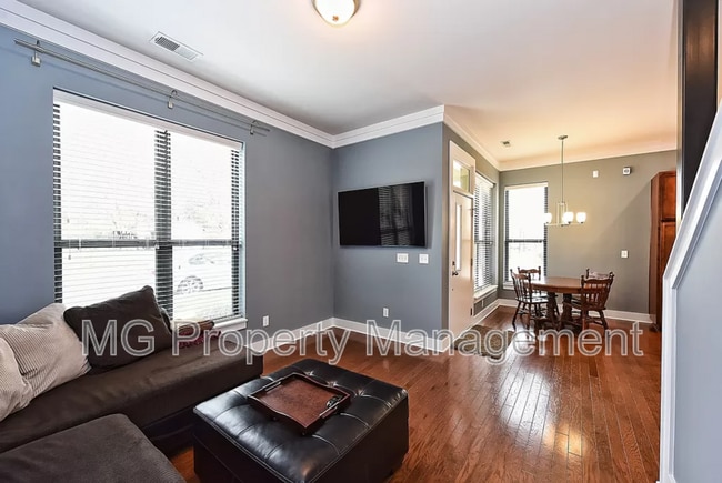 Photo - 3475 Spencer St