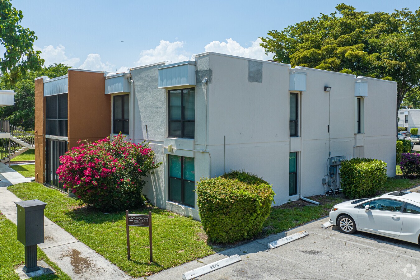 Alterno - Town & Country Estates Condos