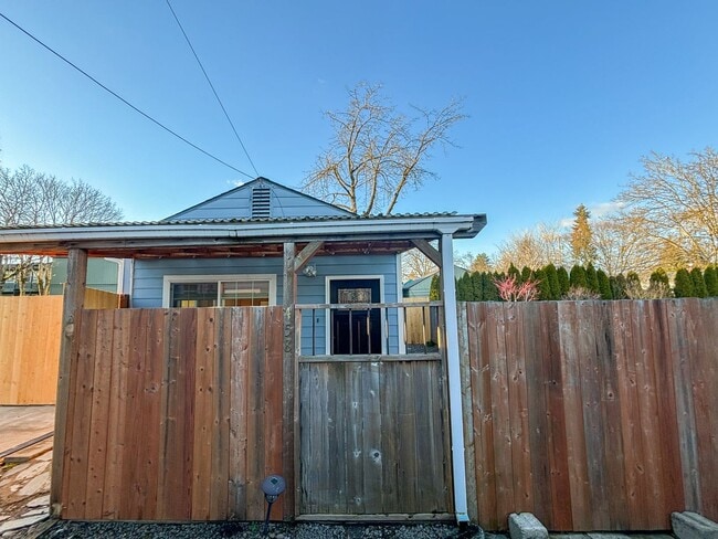 Building Photo - Charming 1-bedroom, 1-bathroom house
