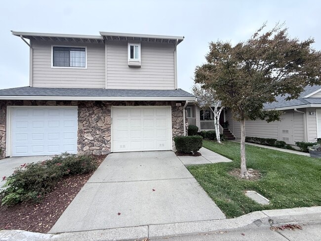 Building Photo - 533 Bustos Pl