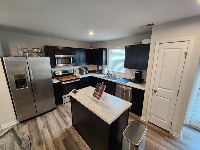 Photo - Nice 3 Bedroom Home in Robinson Park
