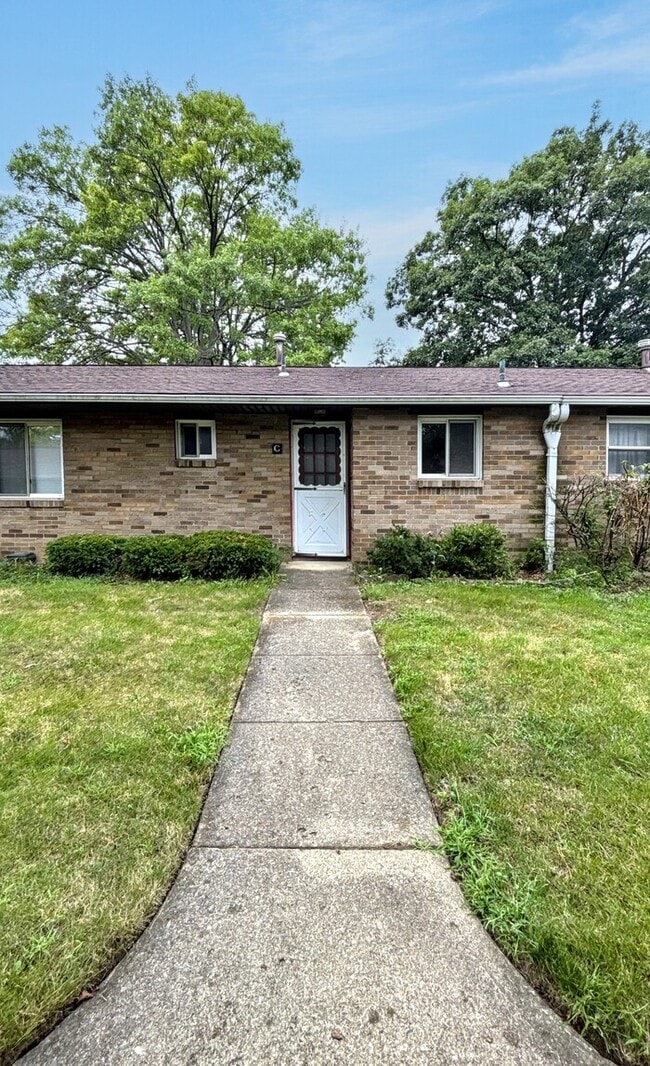 Building Photo - 2324 Woodbrook Cir N Rental