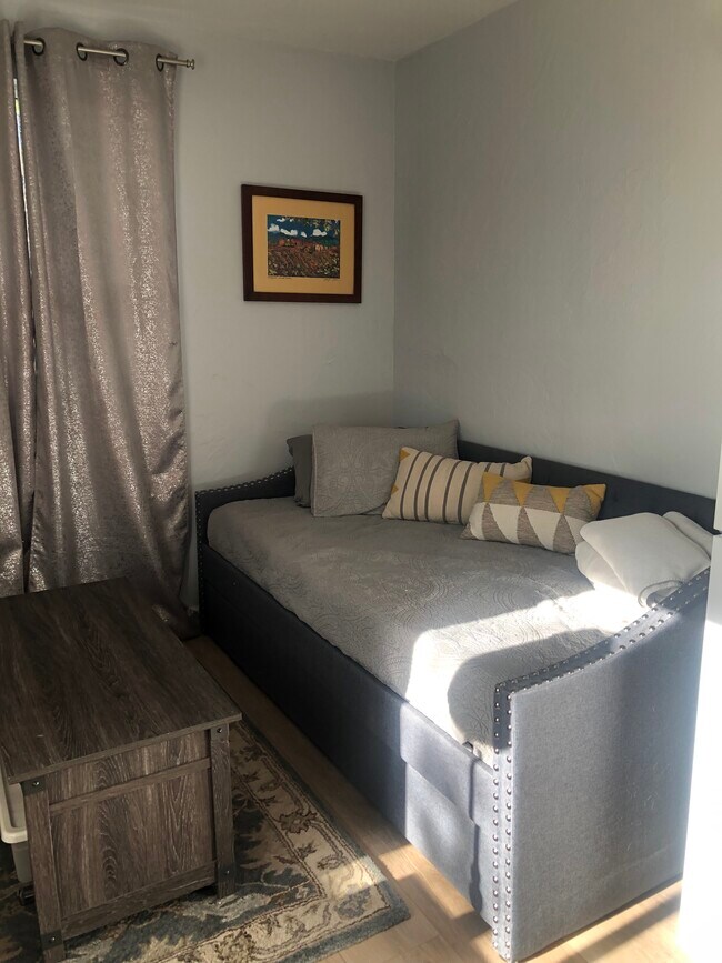 Couch/Trundle - 435 Lincoln Ave Unidad B