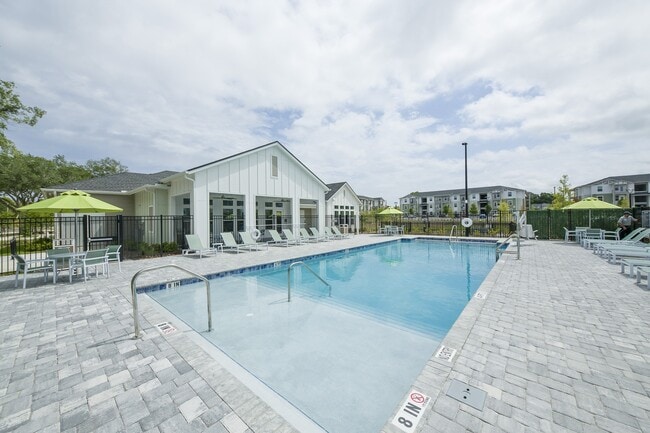 Madison Palms | Jacksonville, FL | Piscina con solárium - Madison Palms