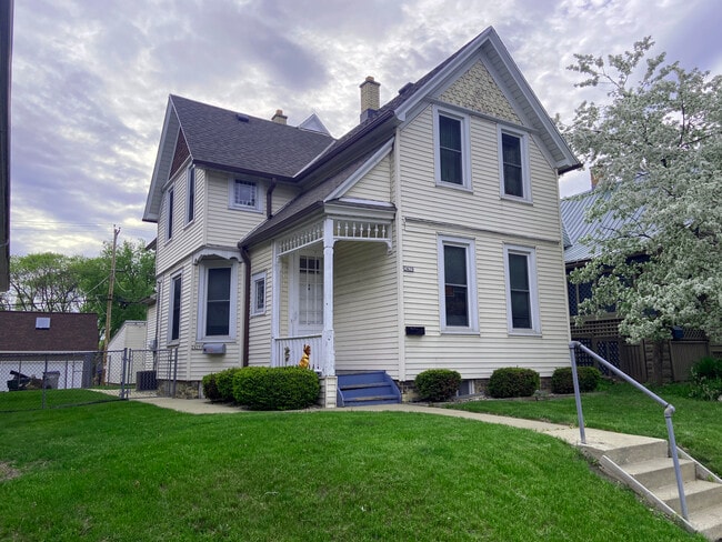 Photo - 2429 N Oakland Ave Unidad Lower