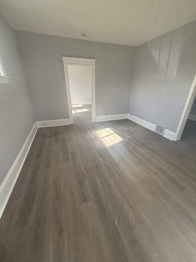 Photo - 4bd Single Newburgh Sec 8/Cash Pay