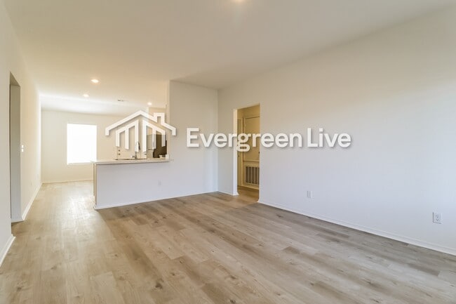 Photo - 44 10 Point Ln