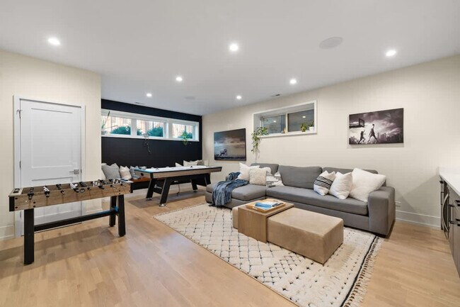 Building Photo - 1307 N Bell Ave