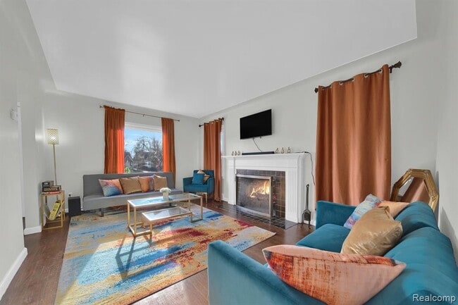 Photo - 8550 Outer Dr W