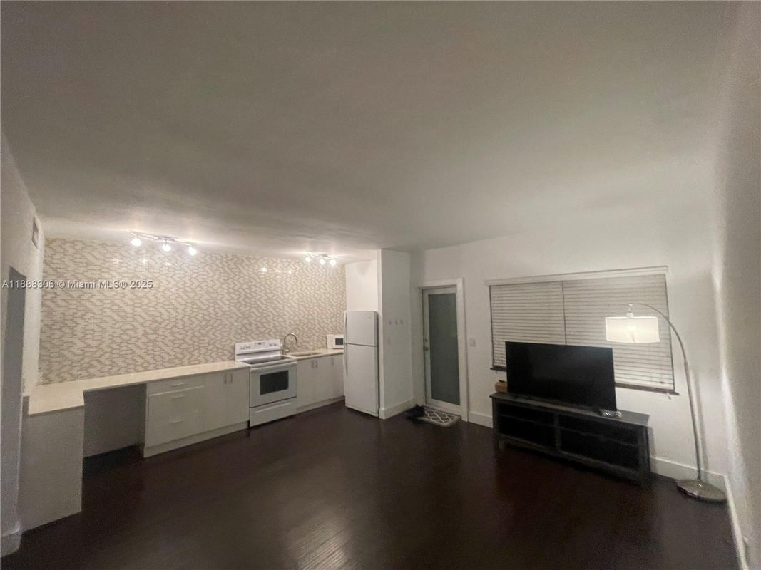 Photo - 990 Meridian Ave