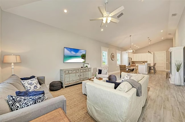 Photo - 701 21st St W