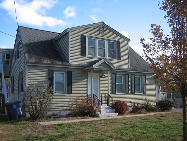 Building Photo - 706 Lancaster St Unit 2