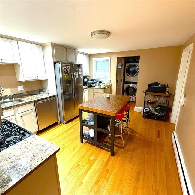 Building Photo - 160 L St Unit 1