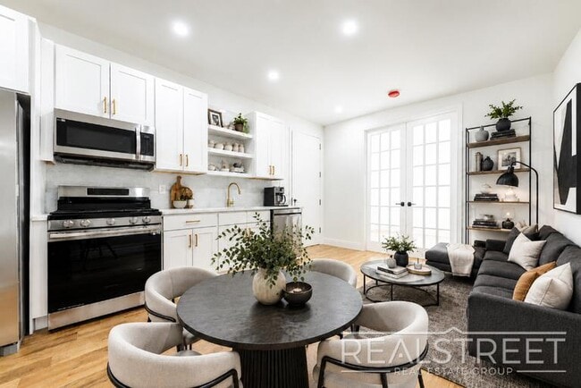 Building Photo - STUNNING 4+ BED 3 BATH DUPLEX + YARD IN PRIME BUSHWICK TOWNHOUSE