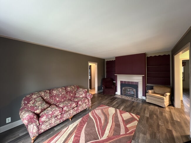 Photo - 1131 Colonial Dr E