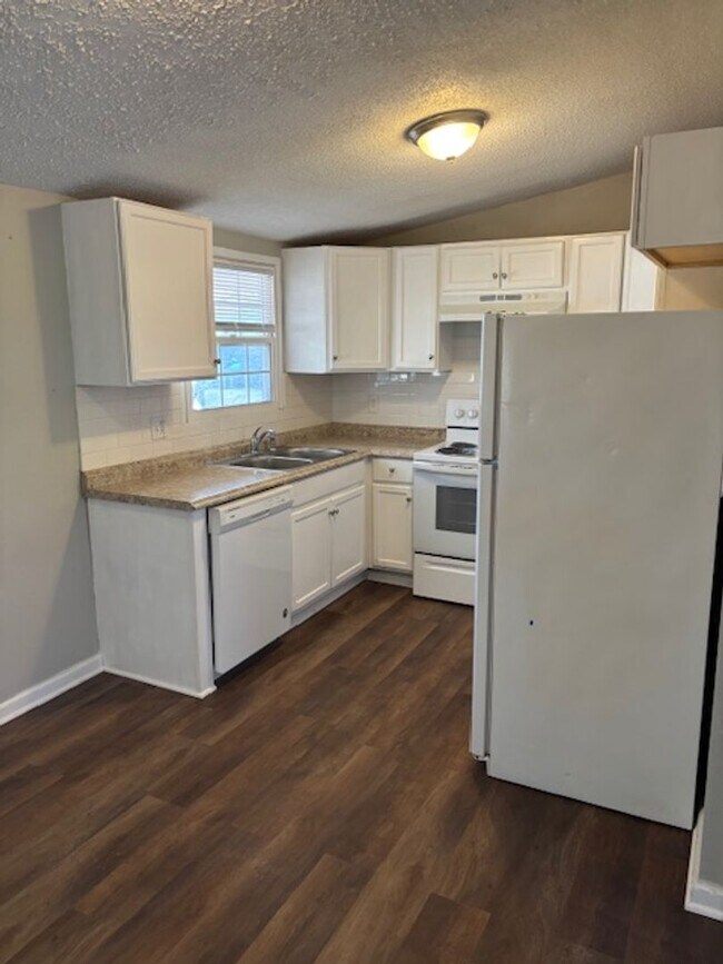 Available Now! 3 Bedroom, 1.5 Bath in Kans... - Available Now! 3 Bedroom, 1.5 Bath in Kans... House